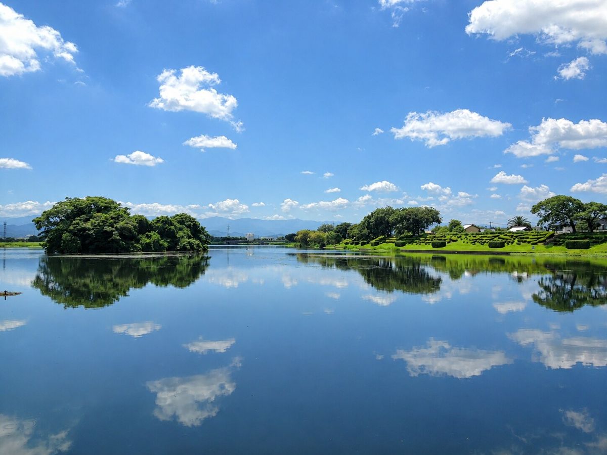 熊本 江津湖の風景|空を映す水面